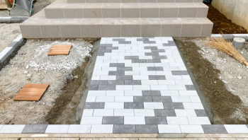 ブロック敷設の途中工程