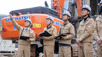 現場で安全指示をするスタッフ