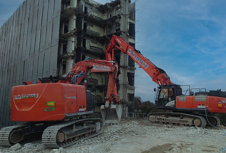 HITACHI ZX225